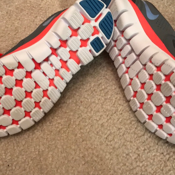 NWOB Nike fitsole sneakers in grey & coral sz 8 - Picture 3 of 6